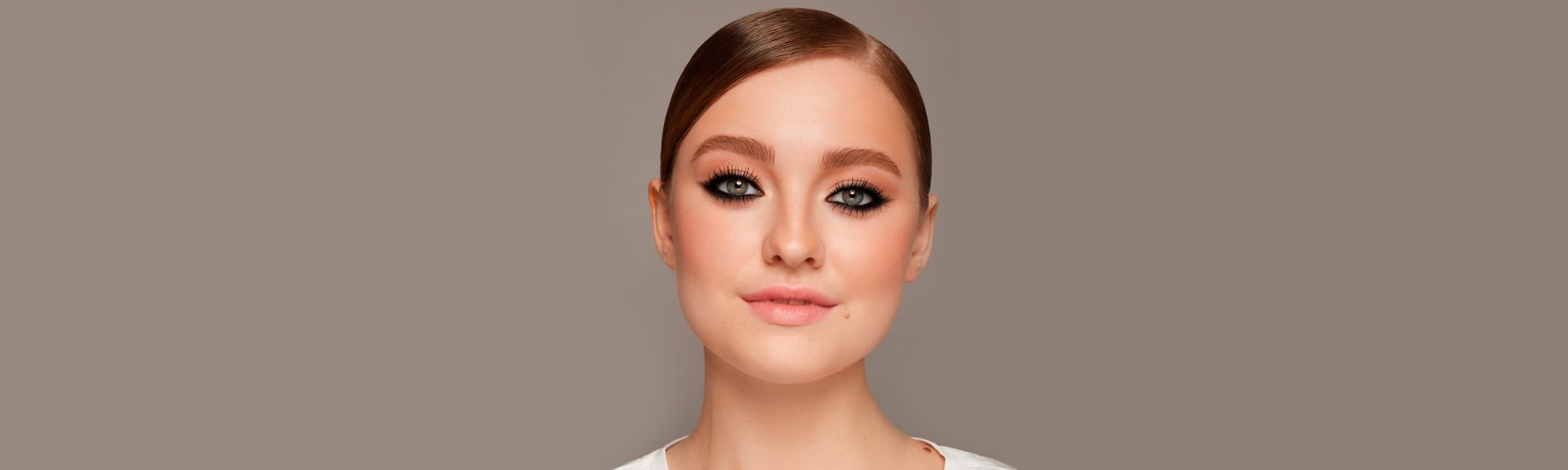 девушка с ярким макияжем