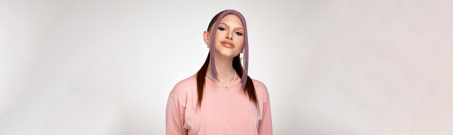 девушка с ярким макияжем