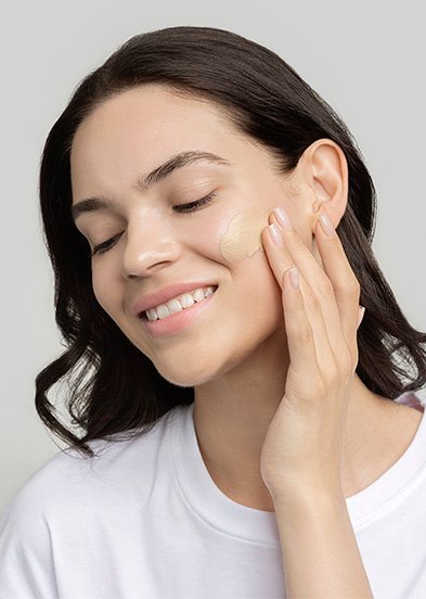 девушка наносит тональный крем