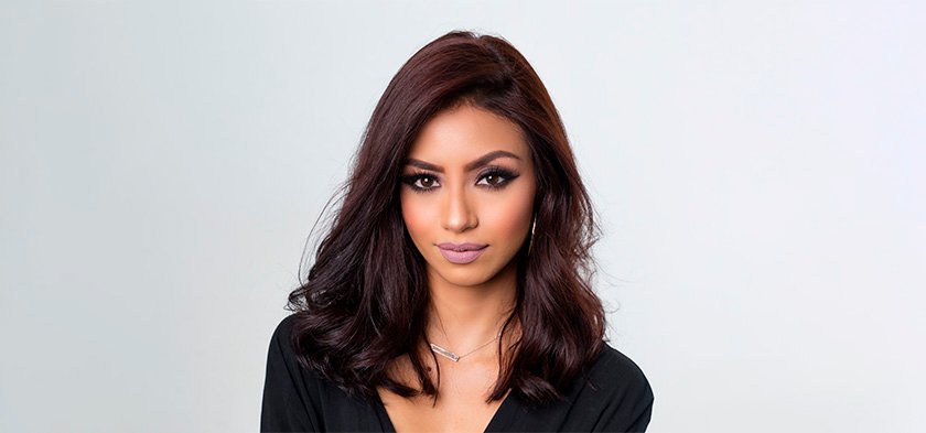 девушка с ярким макияжем