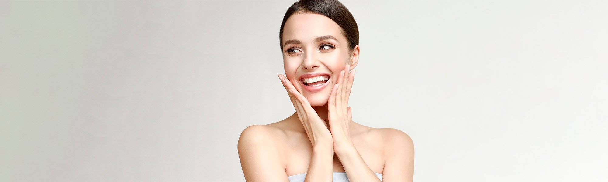 девушка с ярким макияжем