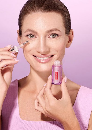 девушка с сывороткой для лица