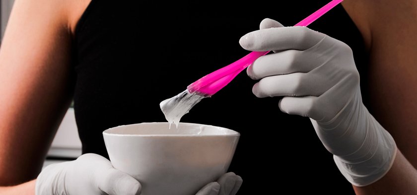 кисть и чашка для окрашивания волос