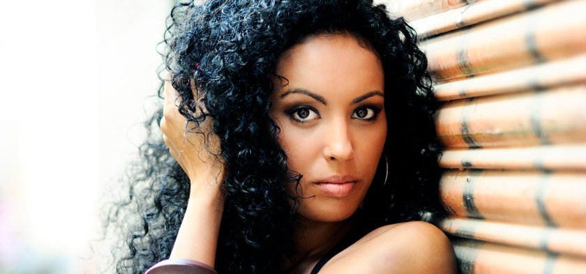 кудрявая брюнетка