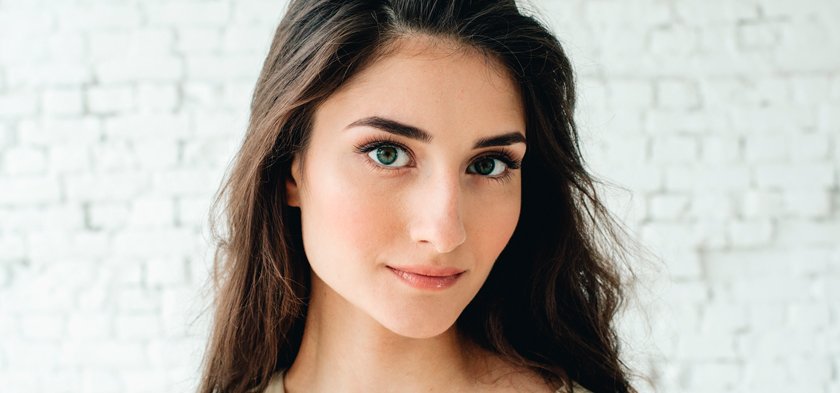 девушка брюнетка