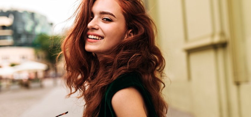 красивая девушка с каштановыми волосами