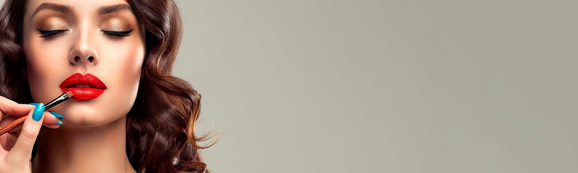девушка с ярким макияжем