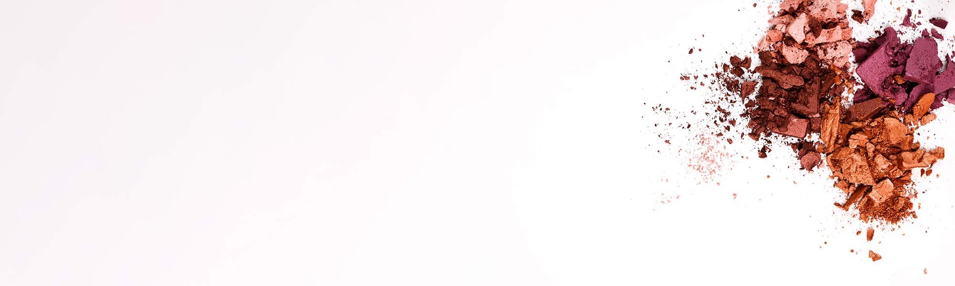 девушка с ярким макияжем