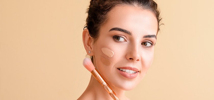 девушка с кисть для макияжа