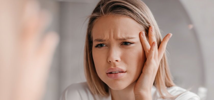 девушка смотрит в зеркало