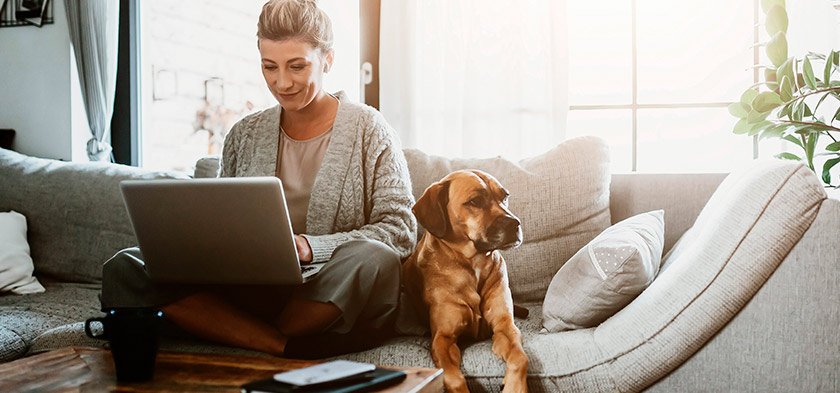 женщина дома с ноутбуком