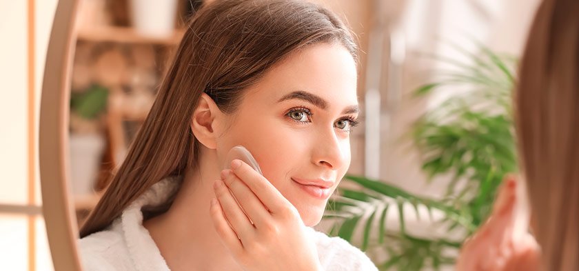 девушка наносит тональный крем