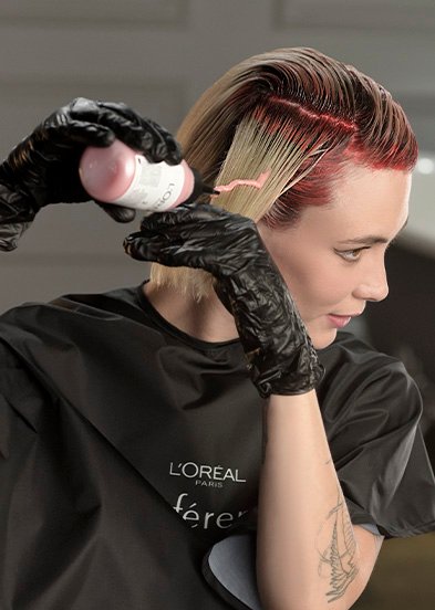 девушка наносит краску для волос