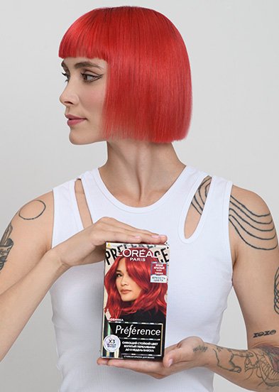 девушка держит краску для волос