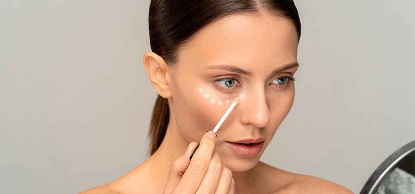 девушка красится