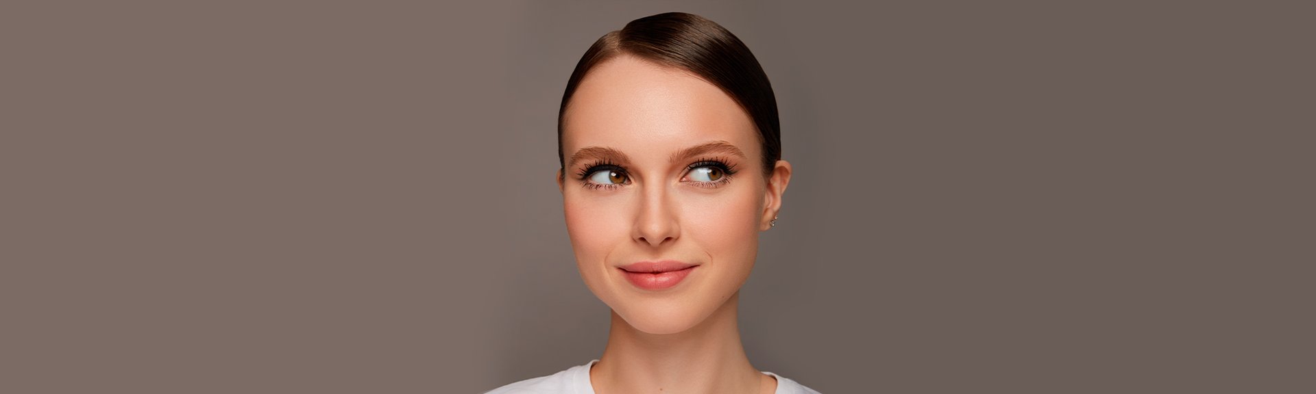 девушка с ярким макияжем