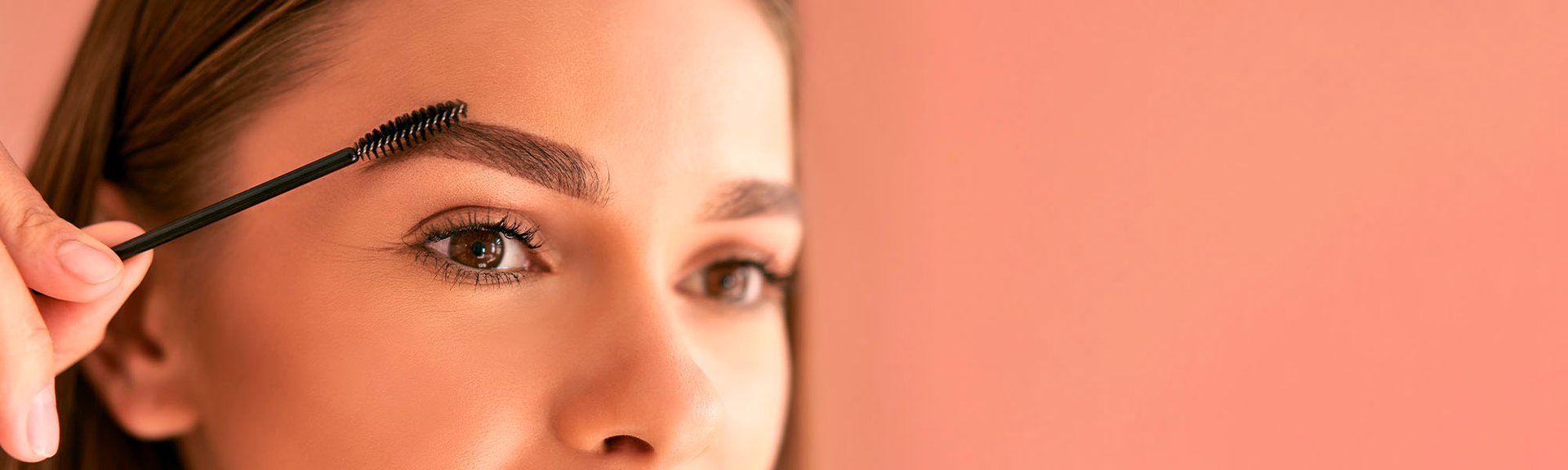 девушка с ярким макияжем