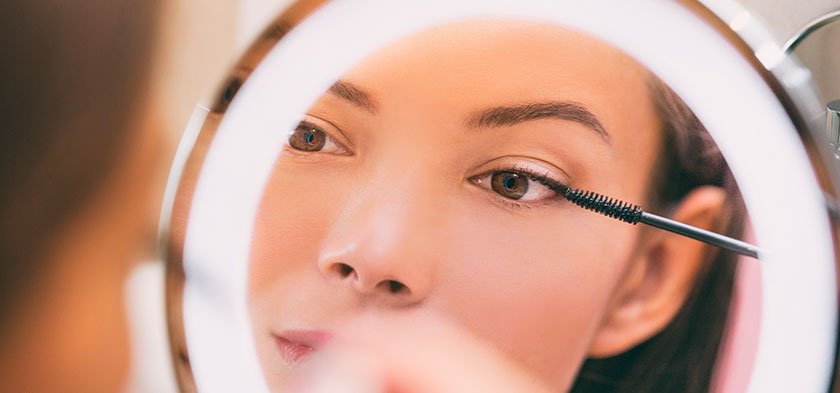 девушка красит ресницы