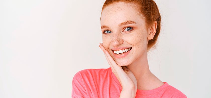 красивая рыжая девушка