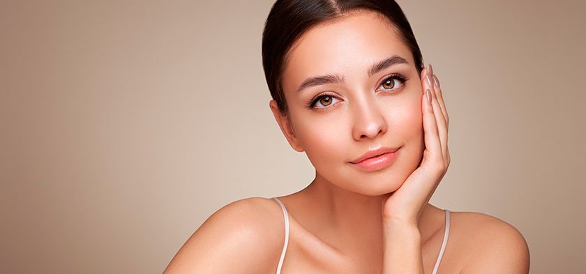 девушка с простым макияжем глаз