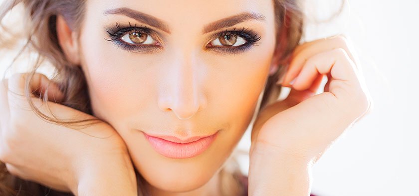 красивая девушка с карими глазами