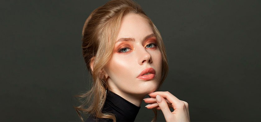 девушка с серыми глазами