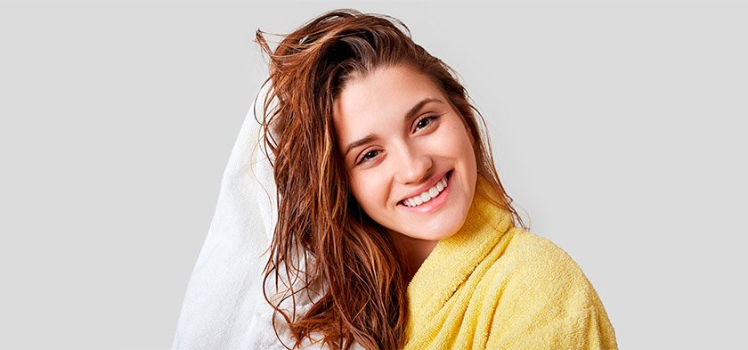 девушка вытирает волосы