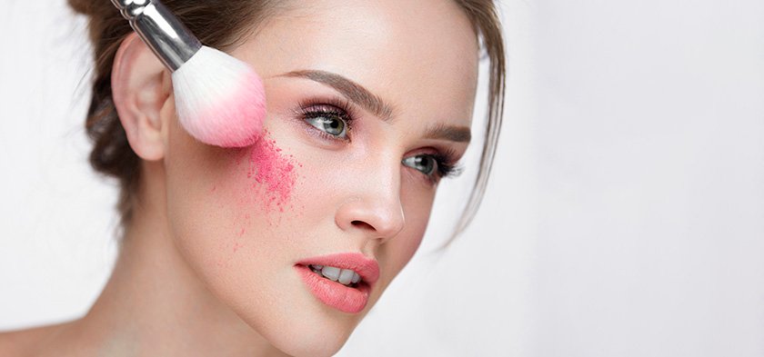 нанести румяна