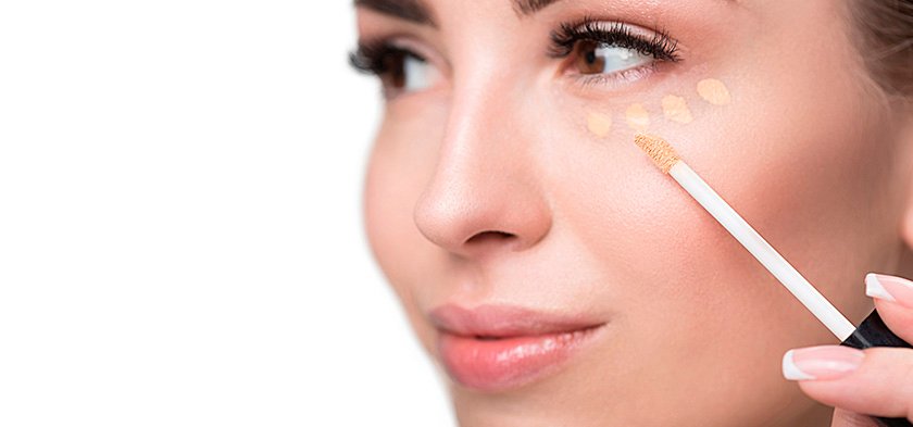 консилер в руке