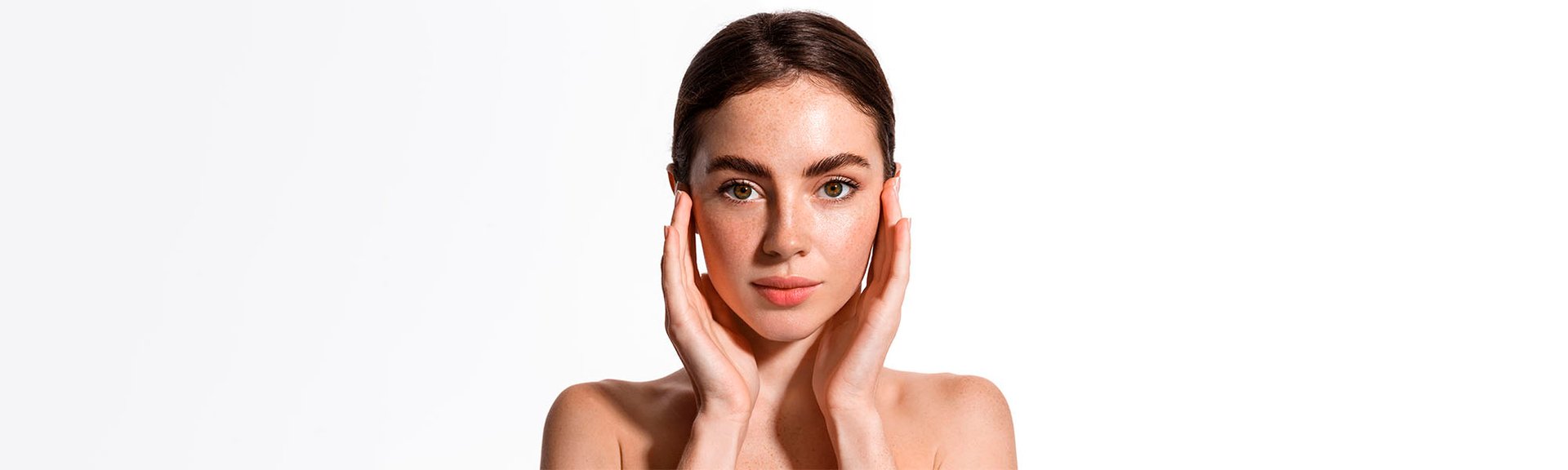 девушка с ярким макияжем