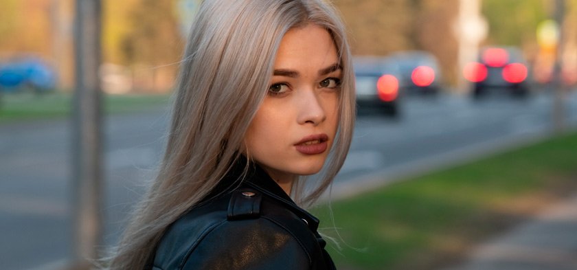 молодая девушка на улице