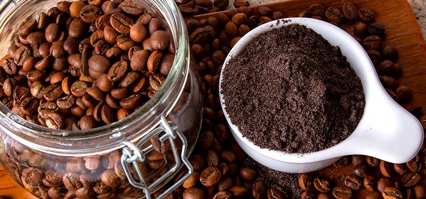 кофейные зерна и молотый кофе