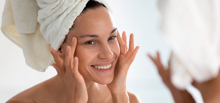 девушка перед зеркалом