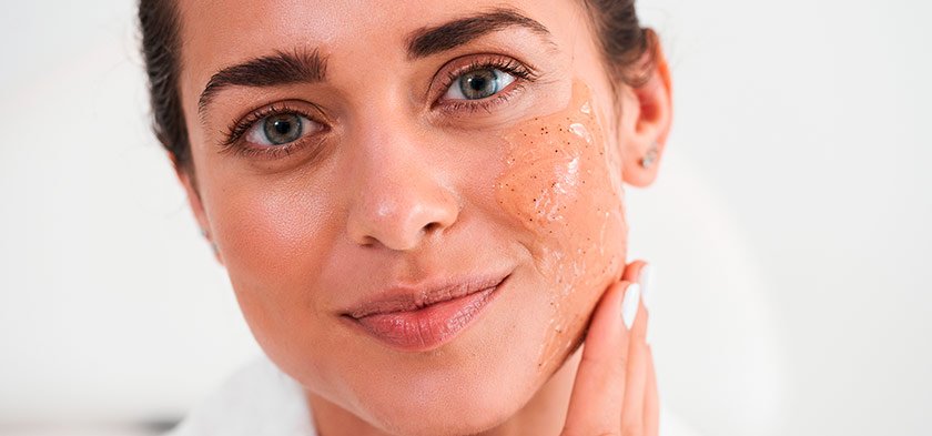 девушка делает пилинг лица