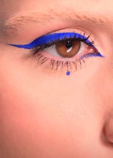 синяя стрелка на глазах
