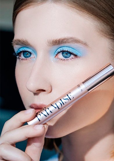 девушка держит тушь