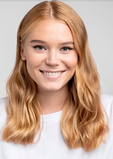 девушка на сером фоне