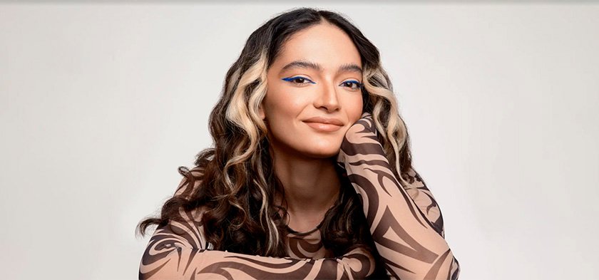 девушка с синими стрелками фото