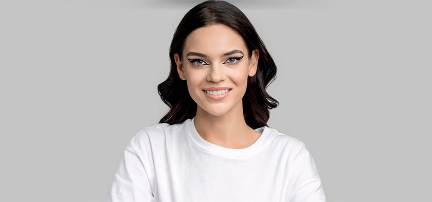 брюнетка с ярким макияжем