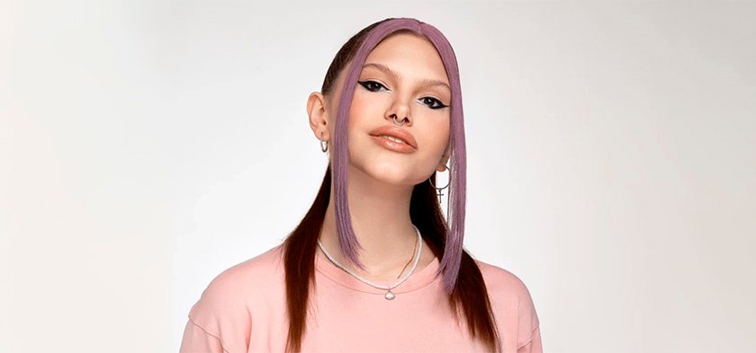 девушка с цветными прядями