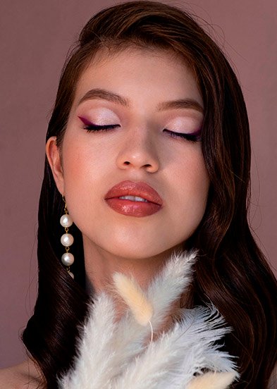 девушка с зарытыми глазами