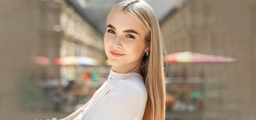 светловолосая девушка