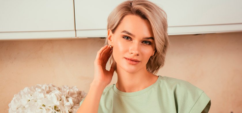 красивая женщина с короткой стрижкой
