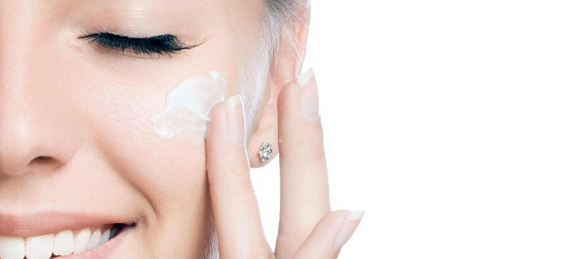 девушка мажет лицо кремом