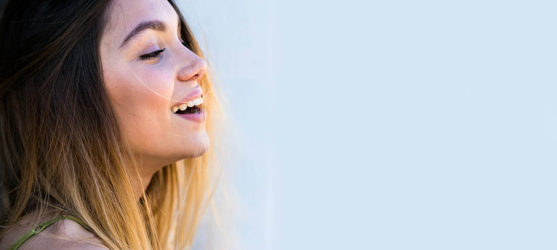 брюнетка с прямыми волосами