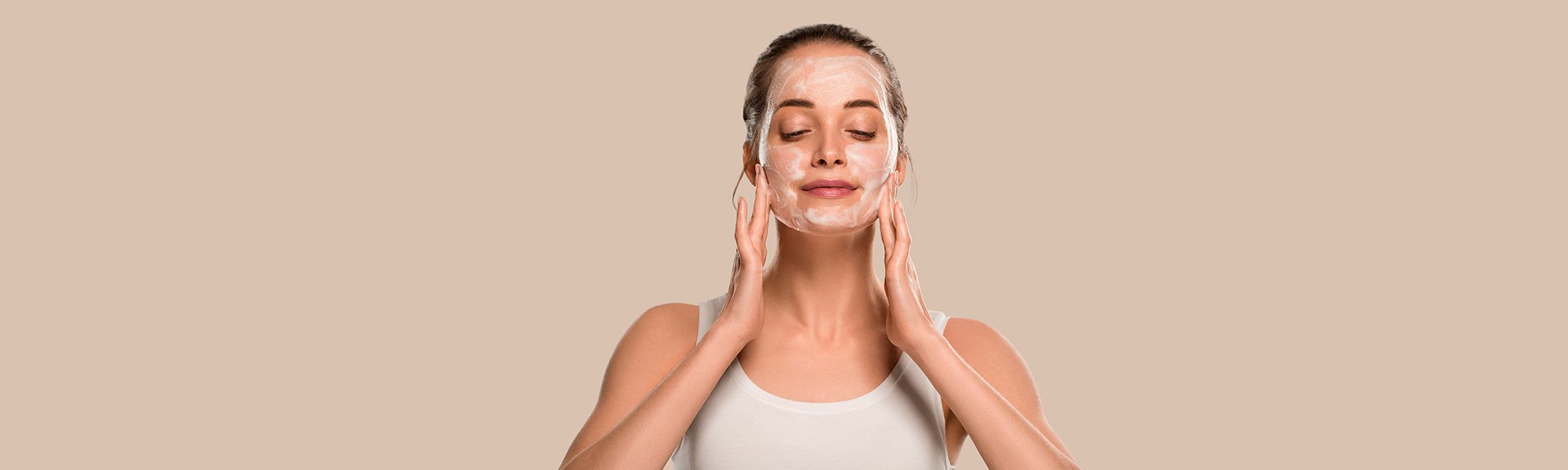 девушка с ярким макияжем