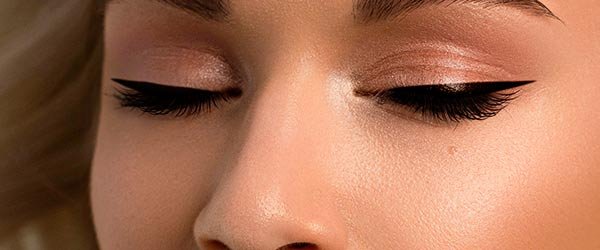 девушка с круглыми глазами