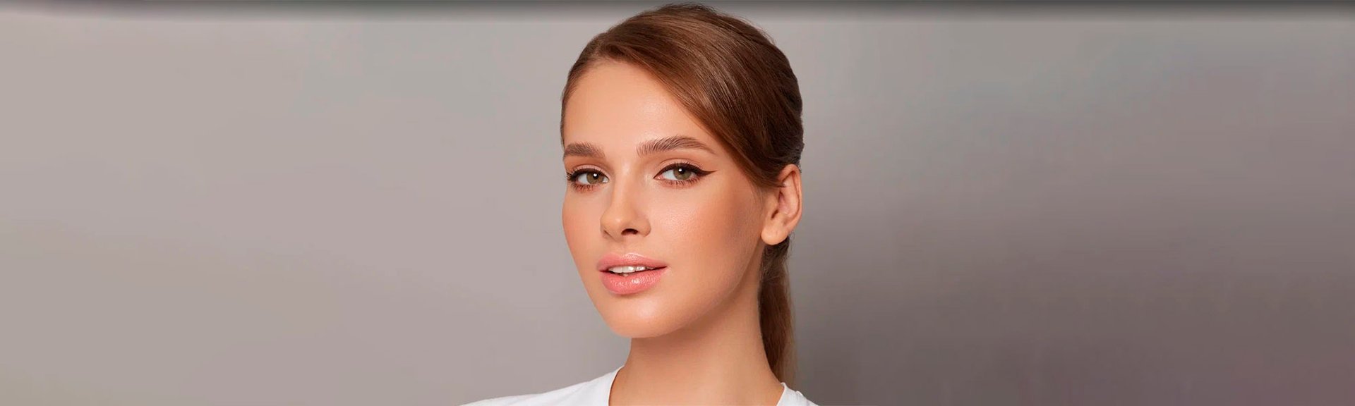 девушка с ярким макияжем