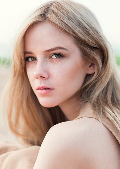 девушка со светлыми волосами