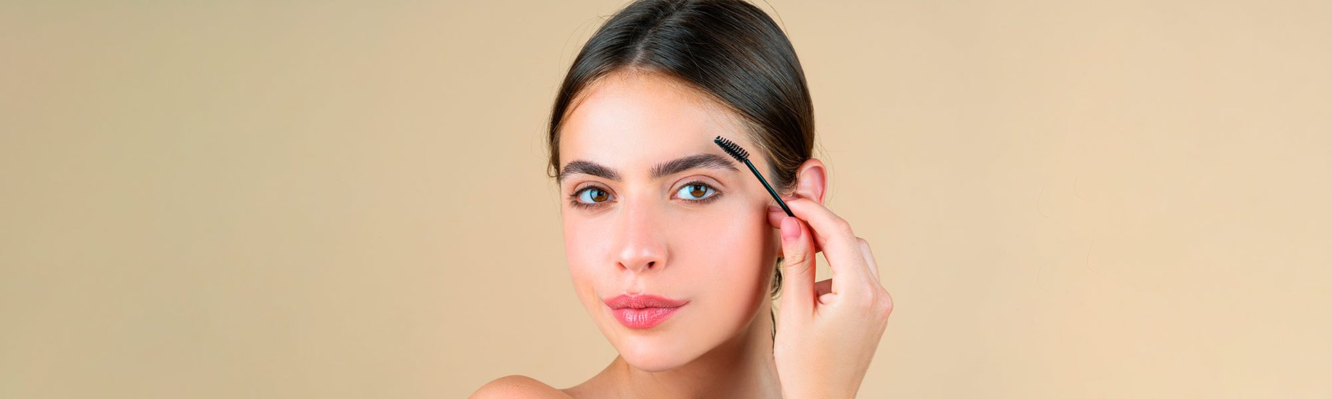 Девушка с тушью для бровей